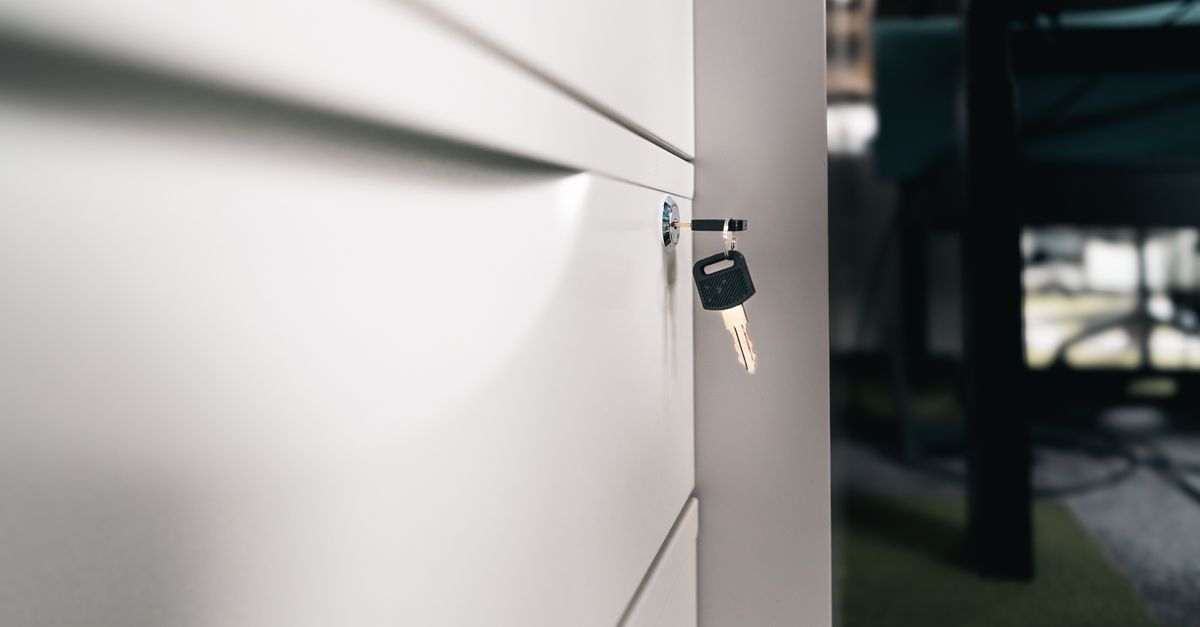 front door lock key — מנעולן בפתח תקווה